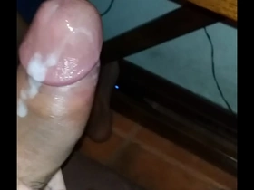 Me masturbó usando lubricante