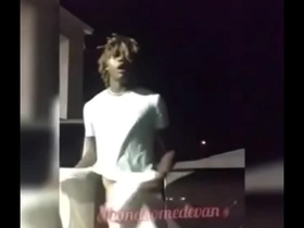 Handsomedevan flashes his dick to everyone in the parking lot