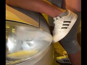 Leo ramos fundendo na rua enquanto os carros passam ao lado