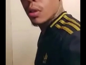 Novinhos da favela fudendo no banheiro