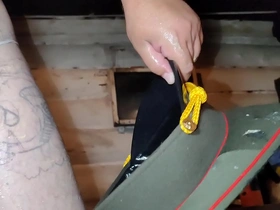 Офіцер російської армії ебется в дупу як остання повія! Офіцер-пидорас довбає себе в рот і анал товстим членом! Ганьба Армії Росії!Строго таємно: Україна і Росія.Знято на приховану камеру!