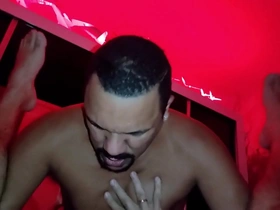 Cliente hétero macho e casado dando o rabo para dois