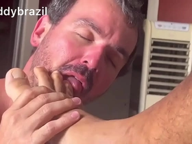 Calço 46 fetiche por pés? da um trato no meu pé e soco vara no teu cú! ? @professordotadu  adorou.