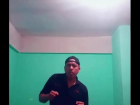 Latino sexy en calzoncillos