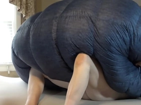 This comforter is so puffy i can't stop humping it