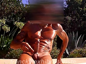 Je m'astique le manche au bord de la piscine branlette au bord de la piscine